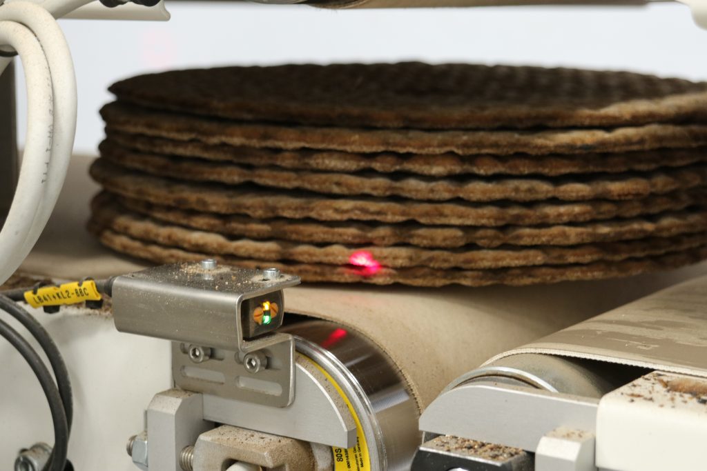 Automatisierte Tradition 2 Die Lichttaster der Baureihe O6 überwachen den
Materialfluss in der Knäckebrotproduktion.