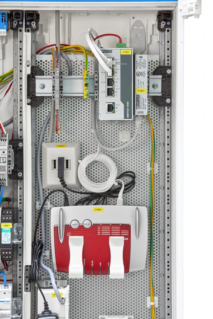 Ungestört kommunizieren 4 Durch die hohe Übertragungsbandbreite bis zu 1,5GBit/s eignet sich das Schutzgerät (oben links auf der Tragschiene) auch für besonders leistungsfähige Modems (unten Mitte) im Schaltschrank.