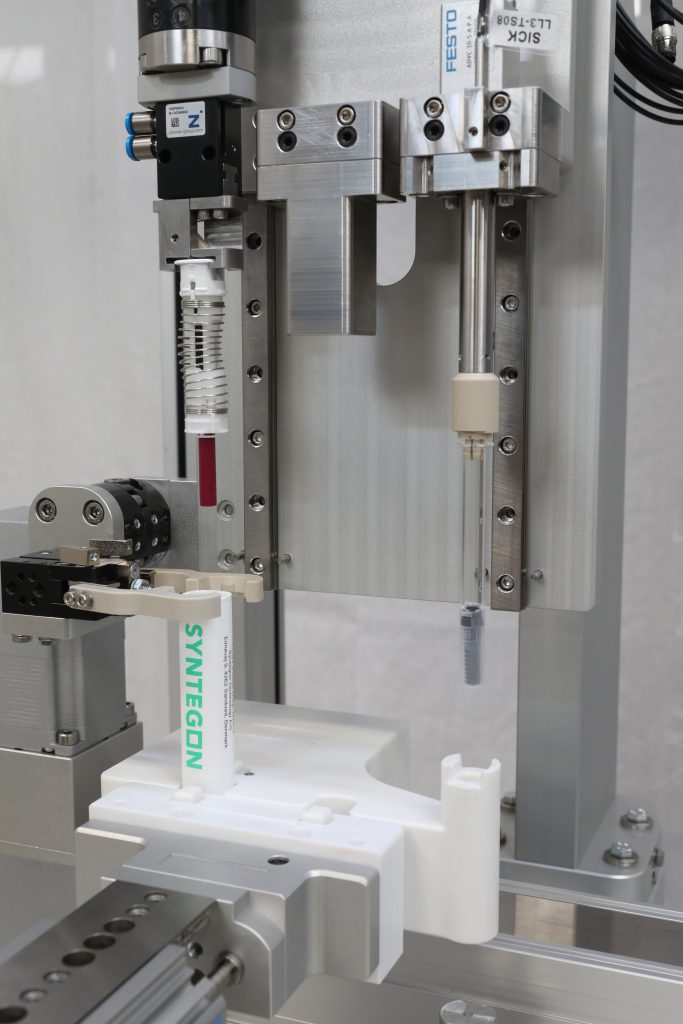 Der schnelle Weg zum Insulin-Pen 2 Der Servopressen-Bausatz YJKP von Festo führt drei Füge- und Pressschritte aus: vom Einsetzen der Kartusche, Nadel und Feder bis zum Einsetzen der Glas- und Kunststoffabdeckungen.