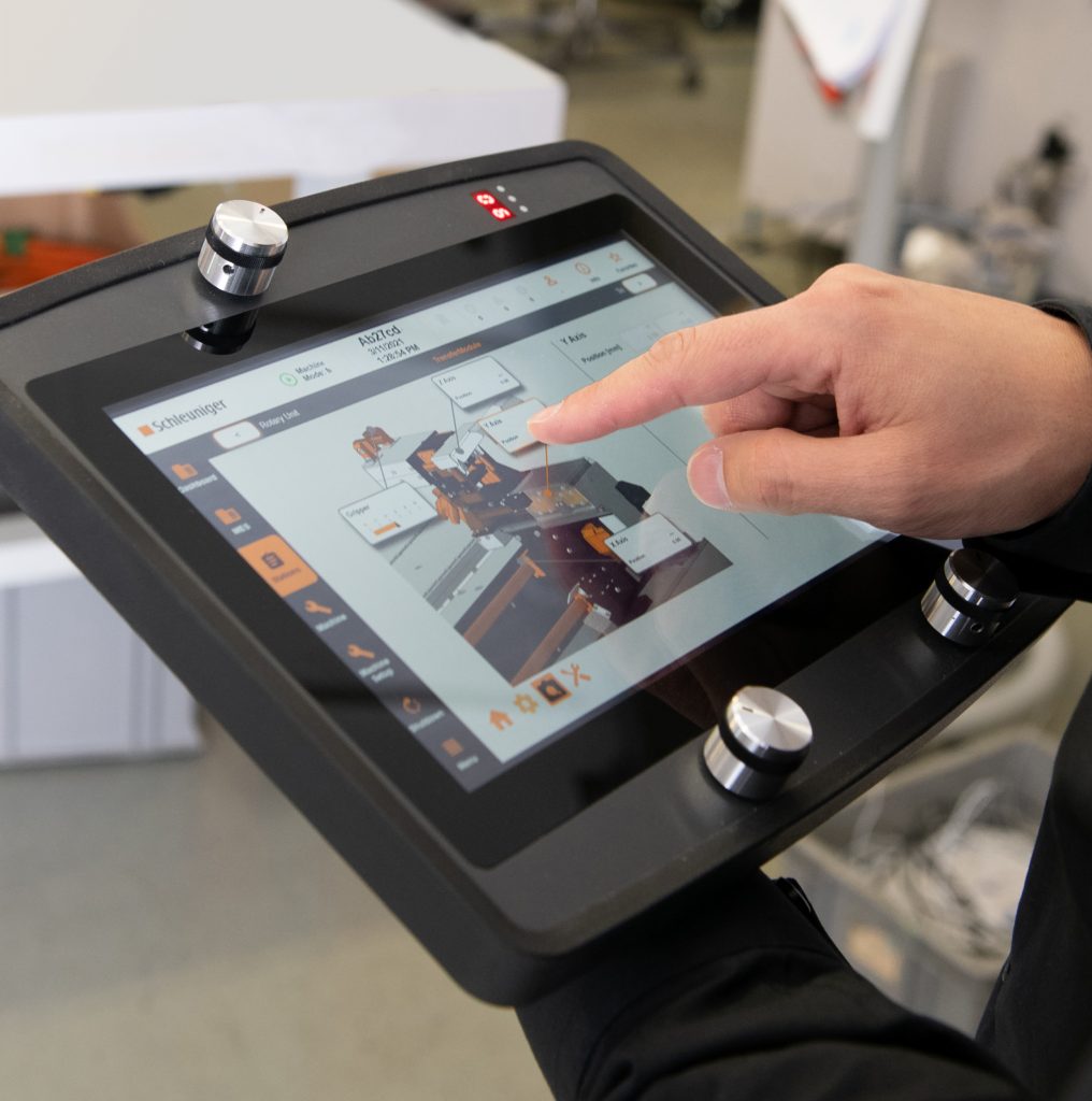 Nah und sicher am Geschehen 2 Das kabellose Safety-Panel erlaubt es dem Maschineneinrichter ganz nah am Geschehen und dabei doch sicher zu sein.