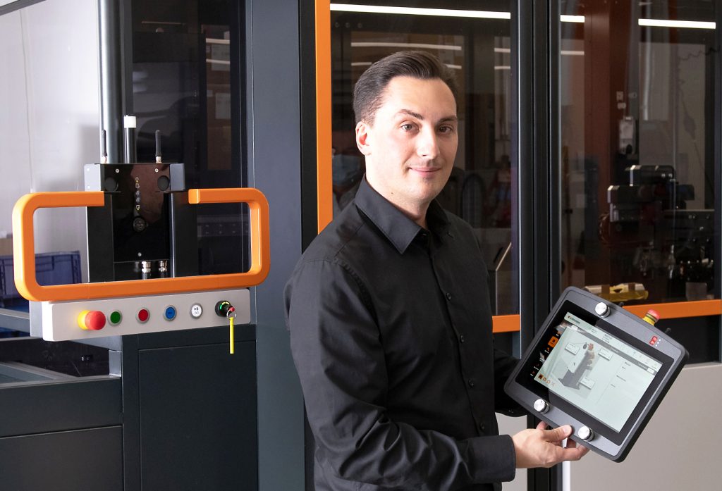 Nah und sicher am Geschehen 1 Michael Zbinden an der von Grund auf neu entwickelten, automatisierten Plattform. Sie ist modular aufgebaut und soll die für die Elektromobilität benötigten Kabel fertigen.