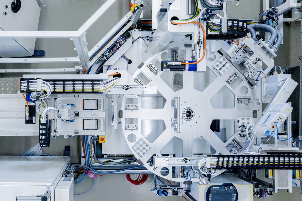 Bürgschaft für Sicherheit 2 Blick von oben: Drehteller mit Prüf- und Austauschstationen