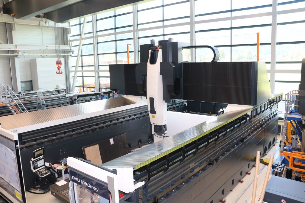 Wenn XXL-Maschinen noch größer werden 1 XXL-Center bei Deckel Maho Pfronten: Die DMU 600 Gantry linear steht bei der Bearbeitung insbesondere für hohe Anforderungen an Konturtreue.