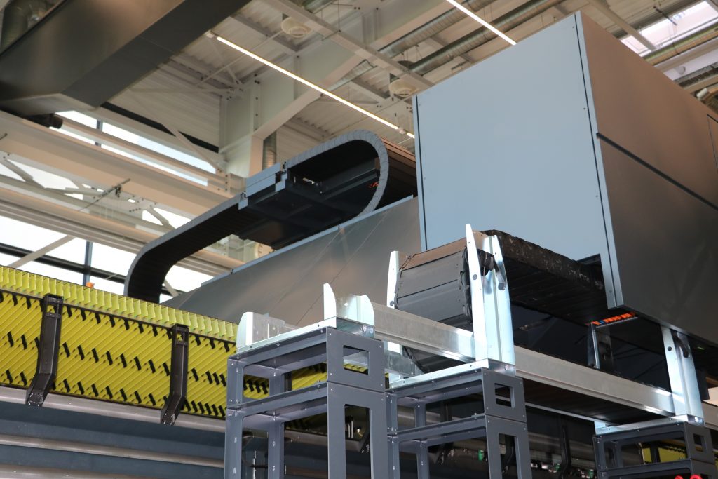 Wenn XXL-Maschinen noch größer werden 3 Auch die Ketten der Y- und der Z-Achse wurden neu konstruiert. Vorn ist die bis zu 10m lange X-Achse mit dem Guidelok-System zu sehen.