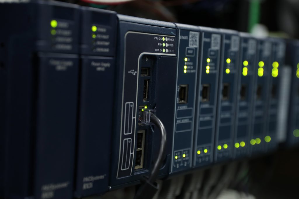 Sinnvolle Maßnahmen-Kombi 1 SPS-Systeme werden immer häufiger das Ziel
von Cyberattacken.