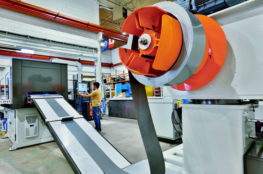 Gesteigerter Maschinendurchsatz 1 Je nach Größe der Transformatorkerne können der Fertigungsmaschine X-Shear unterschiedlich breite Bleche zugeführt werden.