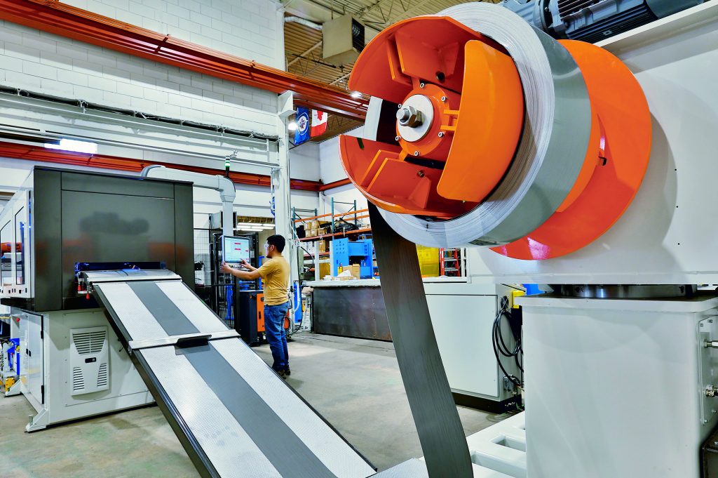 Gesteigerter Maschinendurchsatz 3 Je nach Größe der Transformatorkerne können der Fertigungsmaschine X-Shear unterschiedlich breite Bleche zugeführt werden.