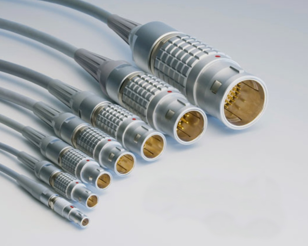 Mehrpolige Standardstecker mit Selbstverriegelung