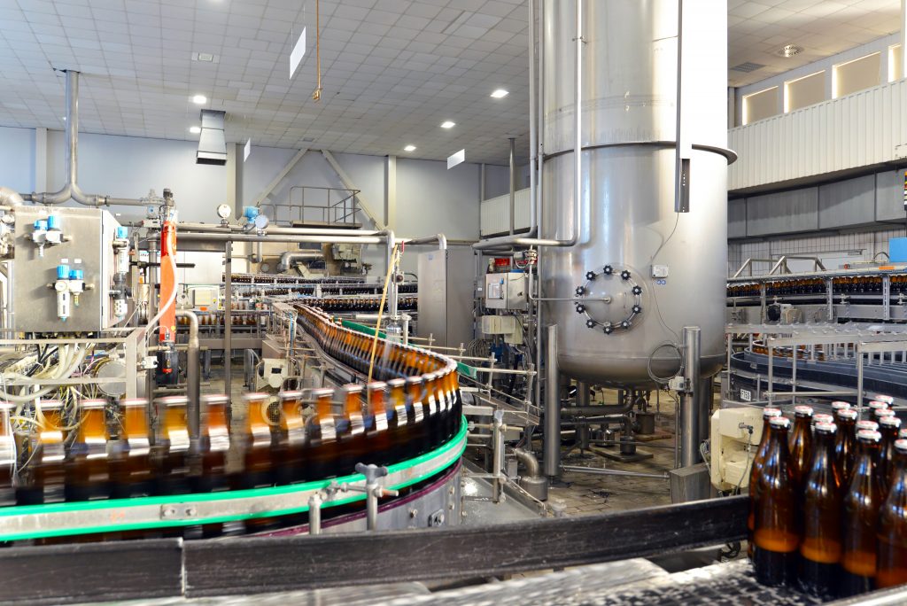 Vom Proof of Concept zur skalierenden Internet of Things-Lösung im klassischen Traditionsunternehmen 2 Automatisierung in der Lebensmittelindustrie Bierflaschen in einer Brauerei Produktion von Bier Automation in the food industry beer bottles in a brewery