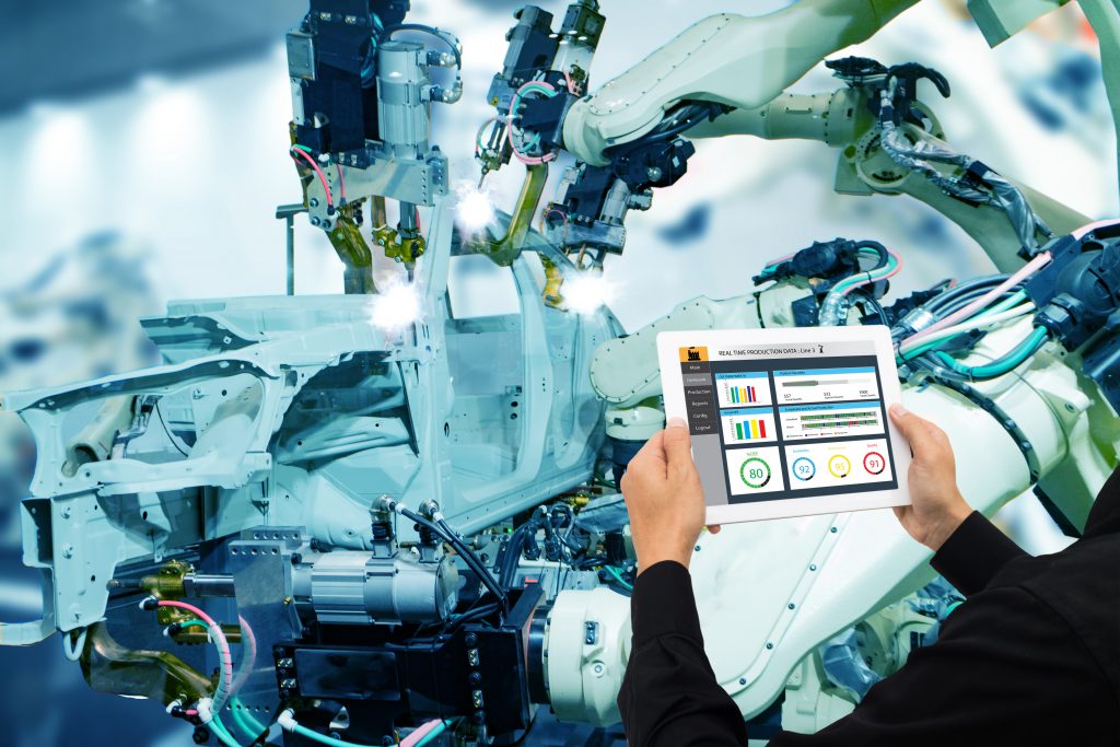 Neue Funknetze für die Industrie 1 iot industry 4.0 conceptindustrial engineer using software augmented virtual reality in tablet to monitoring machine in real time.Smart factory use Automation robot arm in automotive manufacturing