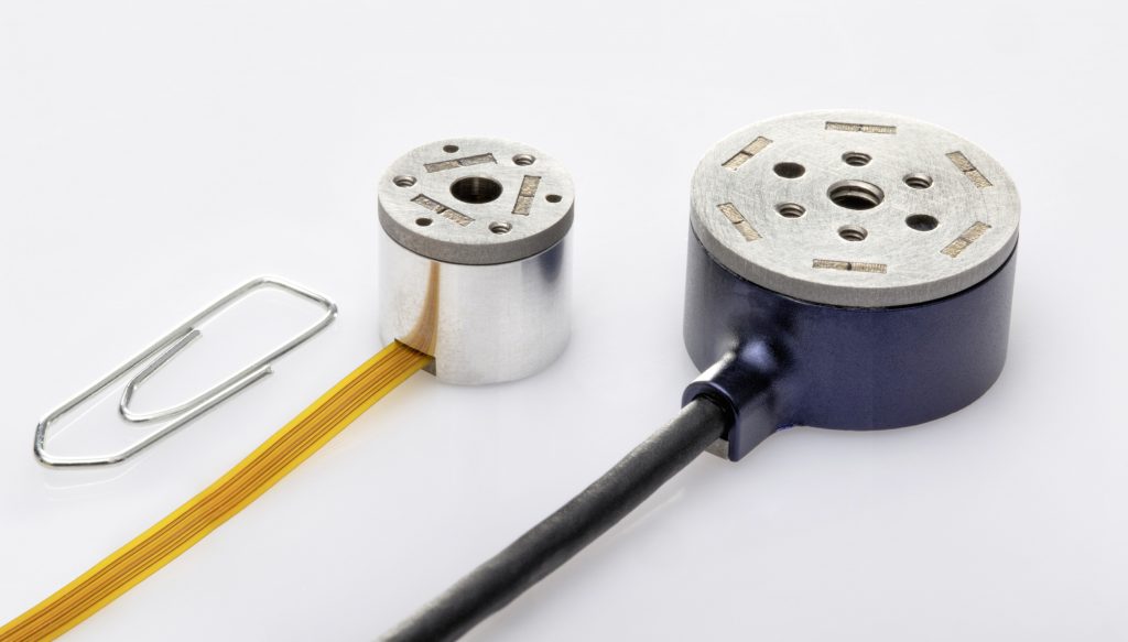 Maschinelles Fingerspitzengefühl 1 Die miniaturisierten HEX-Mehrachssensoren ermöglichen eine sehr präzise Messung von Kräften und Drehmomenten in beengten Räumen.