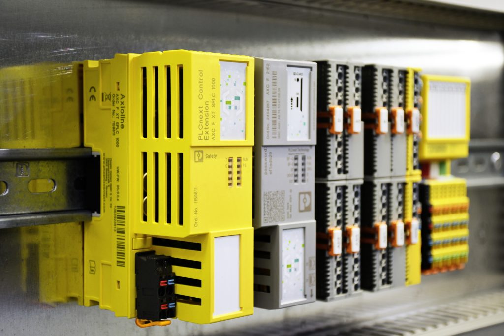 Modelle formen die
Maschinensprache 4 Die links an die PLCnext Control anreihbare Baugruppe AXC F XT SPLC 1000 erweitert die Lösung um einen dezentralen Sicherheitskreis.