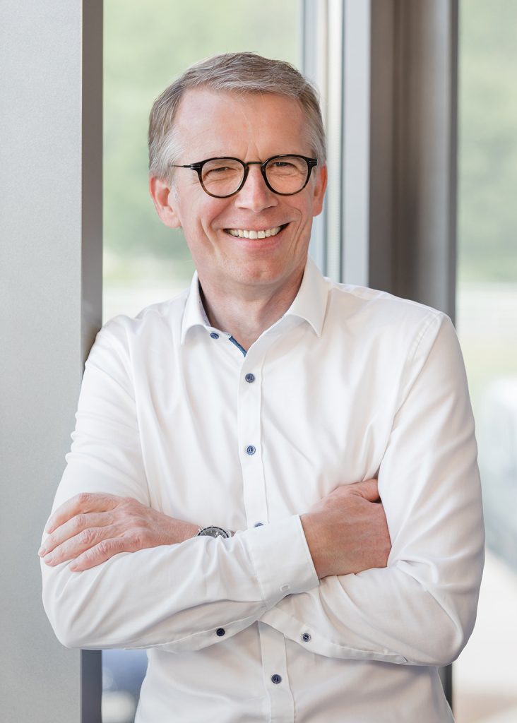 Erfolgreich digitalisieren 1 Jürgen Petzel ist Geschäftsführer Sales bei MPDV.