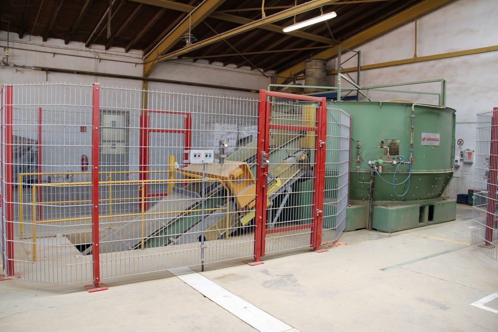Hohe Akzeptanz bei allen Beteiligten 2 Sicherheitszäune schützen vor den gefährlichen
Anlagenteilen in der Materialaufbereitung.