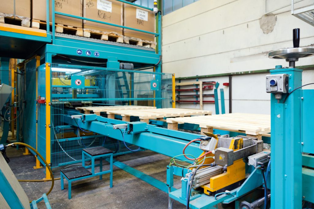 Exakt getaktet, präzise getackert 3 Die Transportstrecke befördert die Paletten von
der Montagemaschine zum Folienauflegesystem.