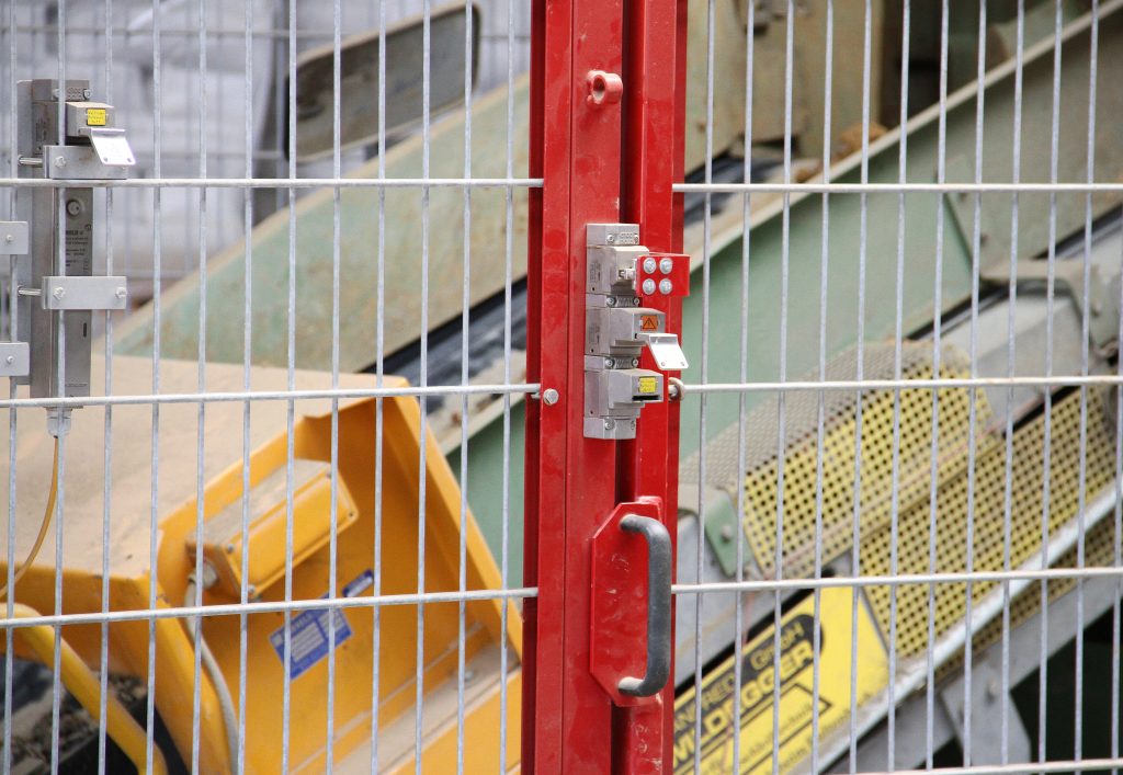 Hohe Akzeptanz bei allen Beteiligten 3 Die rein mechanisch arbeitende Zuhaltung an den Türen
besteht aus Edelstahl und ist daher sehr robust.