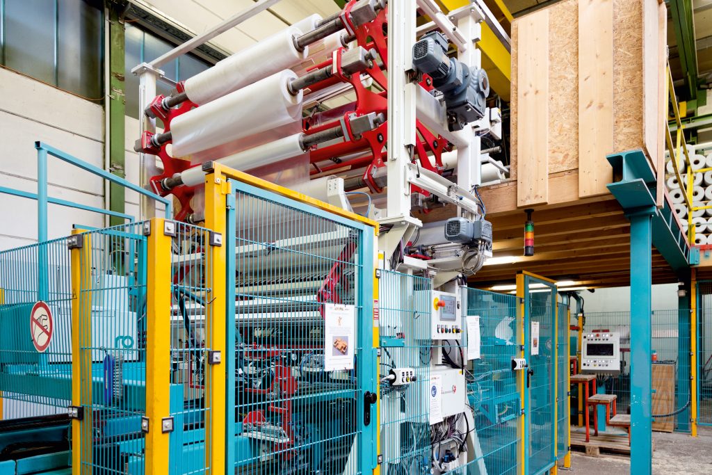 Exakt getaktet, präzise getackert 4 Die Folienabrollvorrichtung sorgt für den Vorschub und die virtuelle Achse des Antriebssystems Movi-C spendet die Folie milimetergenau. Die Achse legt auch das genaue Maß und die exakte Positionierung der Folie über der Palette fest.