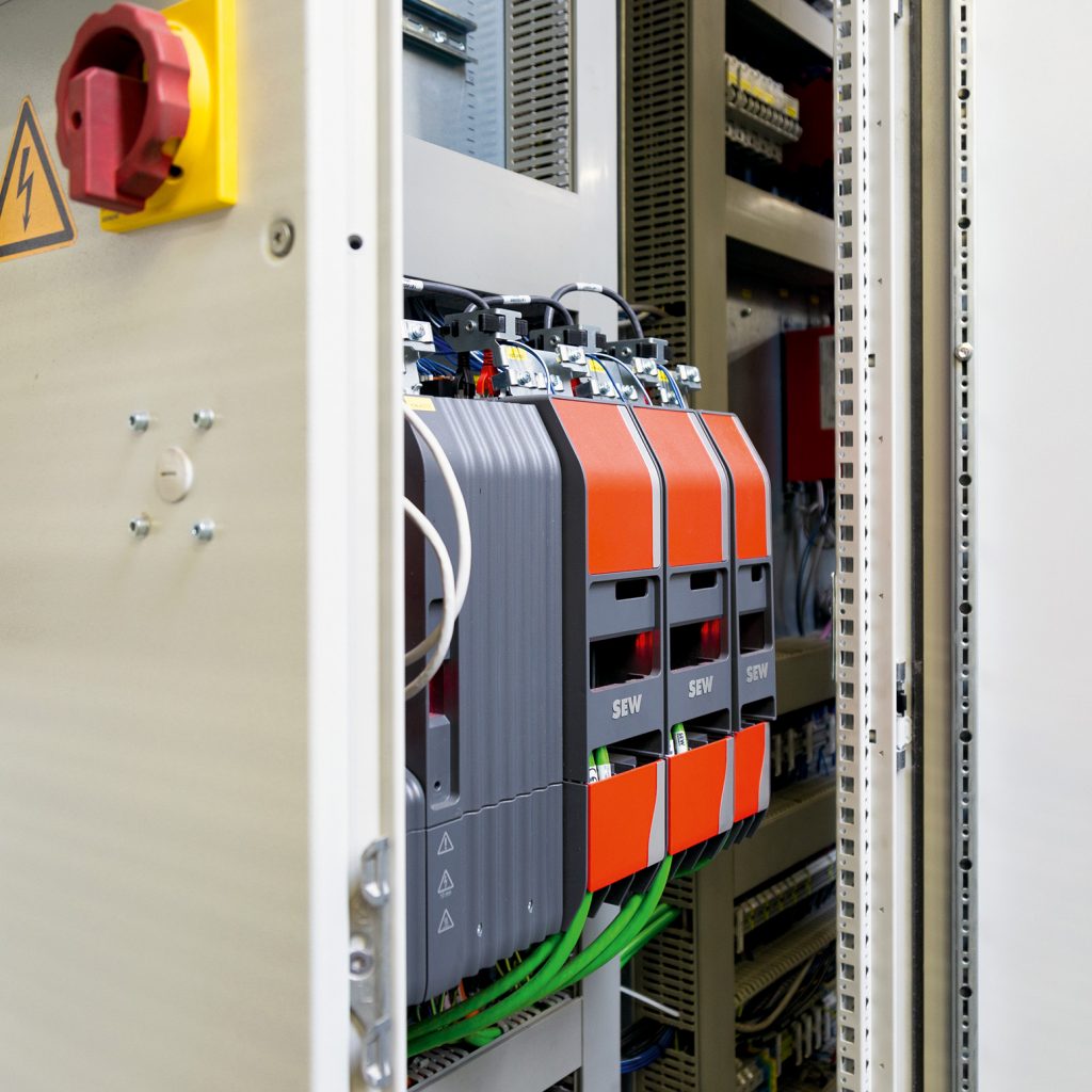 Exakt getaktet, präzise getackert 5 Der kompakte Schaltschrank beinhaltet die Umrichter der Baureihe Movidrive modular Double MDDA.