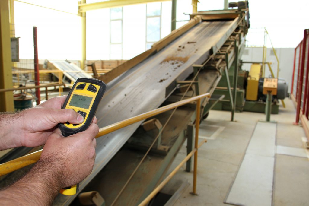 Hohe Akzeptanz bei allen Beteiligten 1 Mit dem Zustimmtaster der Safemaster W Serie meldet sich der Mitarbeiter über Funk an und kann dann einzelne Antriebe gezielt anschalten.