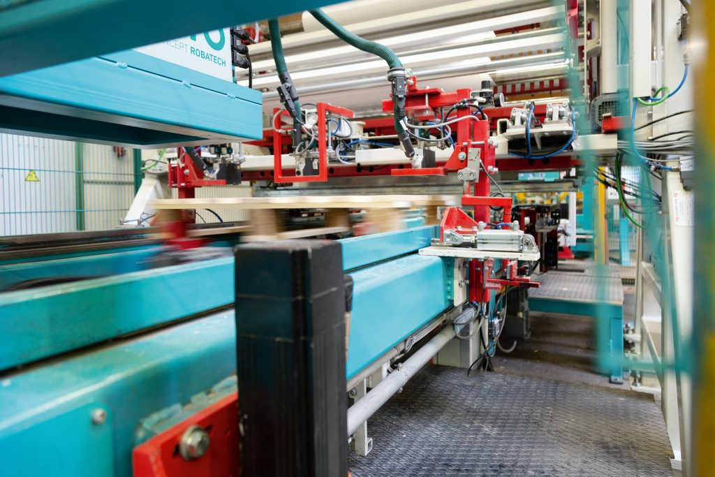 Exakt getaktet, präzise getackert 1 Die Klebedüsen sind am Paletteneinlauf des Folienauflegesystems angeordnet.