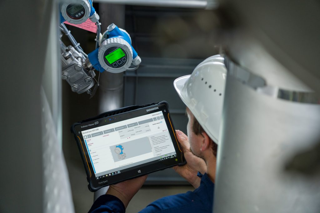 Ein Herz für Industrie 4.0 2 Ein Wartungsbeauftragter startet die Verifikation per mobilem Endgerät.