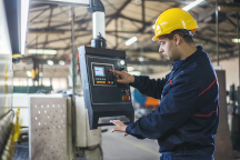 Neuen Bedrohungen wirksam begegnen 2 Factory worker