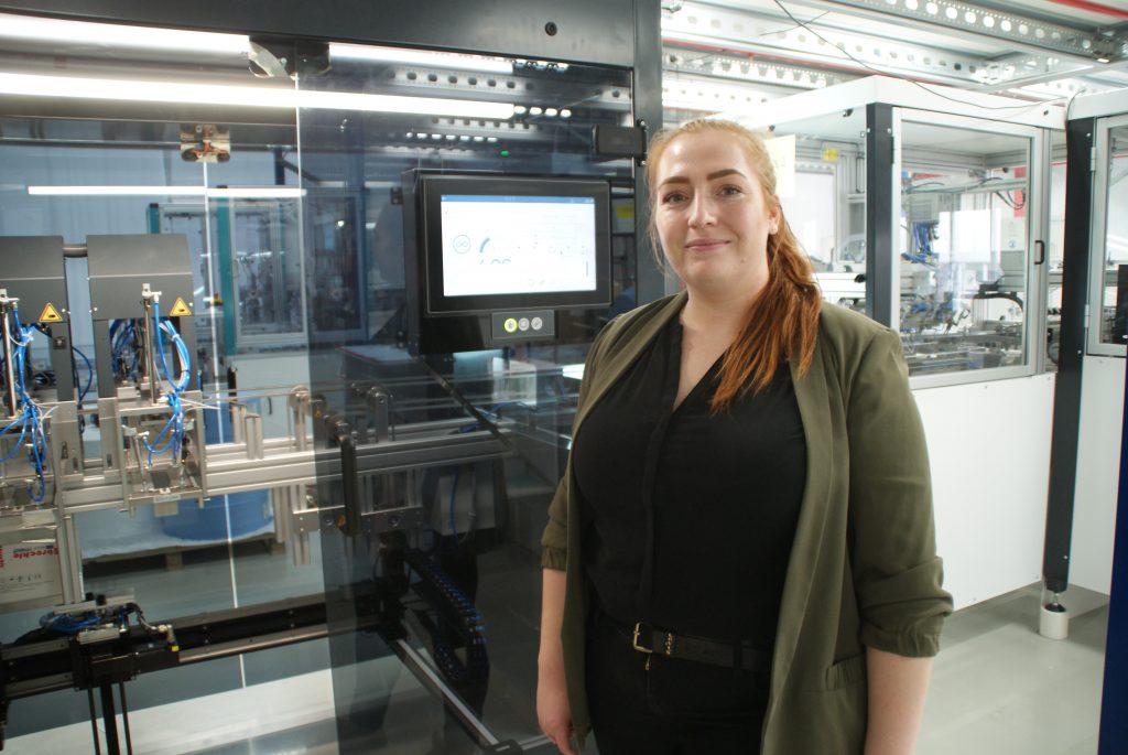 Masken und Matratzen aus Mitteldeutschland 1 Corina Breckle, verantwortlich für Design & Entwicklung bei Breckle Matratzenwerk Weida: "Durch unseren sehr hohen
Automatisierungsgrad, auch durch die Igus-Linearportale,
konnten wir die Kosten deutlich senken."