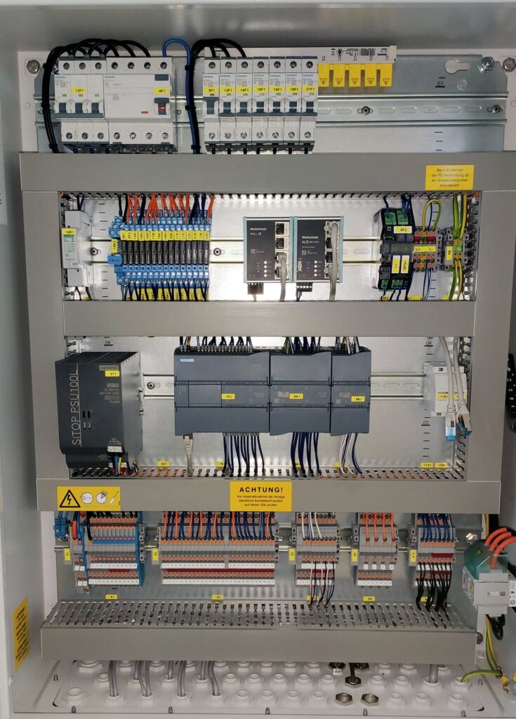 Saubere Pools, glückliche Kunden 1 Schaltschrank cmyk