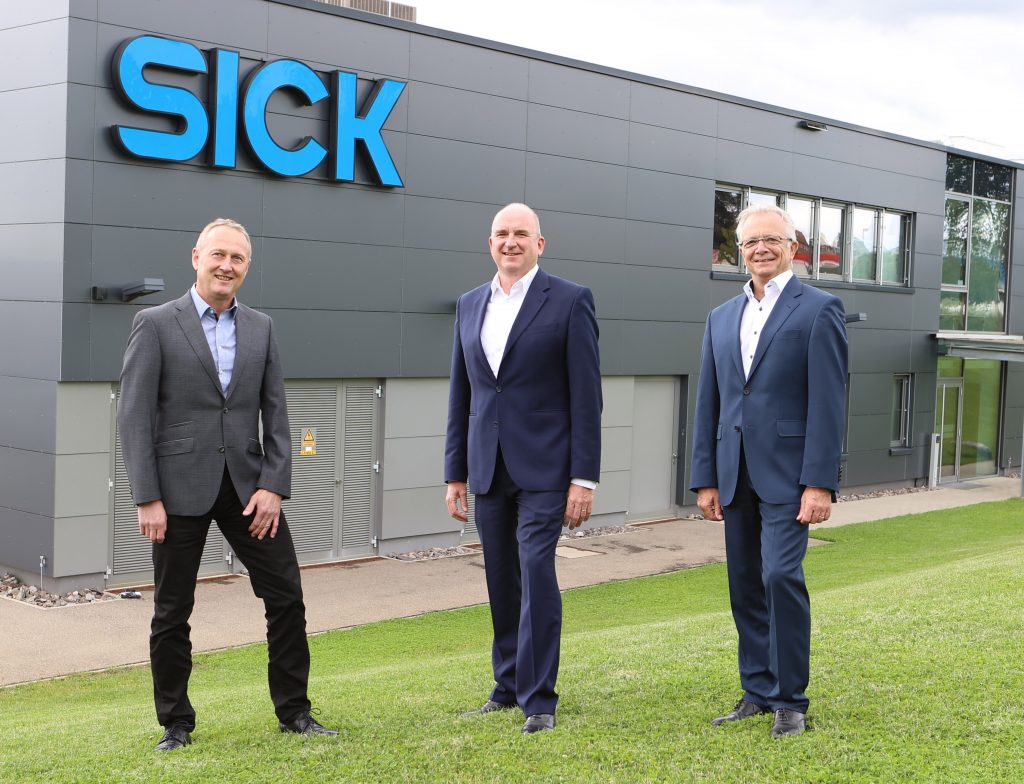 Sick integriert Sick Stegmann 1 Dr. Bernd Cordes, Senior Vice President (rechts), und Karl-Heinz Barth, Betriebsratsvorsitzender (links), beide Sick Stegmann, begleiten den Standort in eine gemeinsame Zukunft innerhalb von Sick, für die Markus Vatter, Vorstandsmitglied im Ressort Finance, Controlling & IT (Mitte), an der Integration mitgewirkt hat.