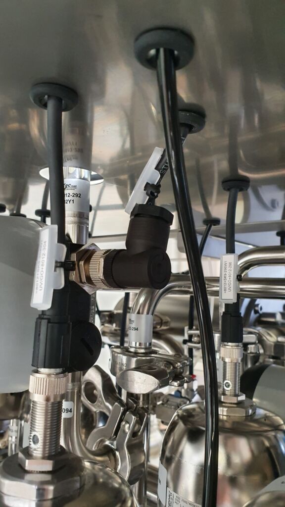 Wo Reinheit Trumpf ist 2 Die Epic-M12-Power-Stecker mit S-Codierung mit hoher
Leistungsdichte versorgen die Ventile mit Strom.