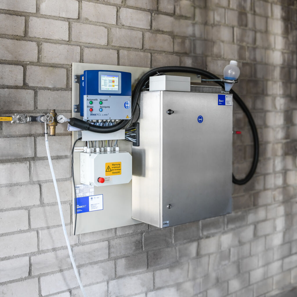 Gutes Klima für Messreaktor 3 Per schwarzem Hygieneschlauch wird das Prozesswasser automatisch dem Messreaktor im Edelstahl-Schaltschrank zugeführt. Links die übersichtliche Steuereinheit und der Klemmkasten.