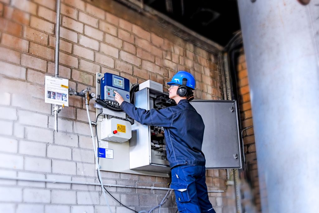 Gutes Klima für Messreaktor 2 "Mit unserem Inwatrol L.nella+ haben wir die Legionellen-Analyse von zehn Tagen auf fünf Stunden reduziert, damit der Anlagenbetreiber kurzfristig auf schwankende Legionellenwerte reagieren kann", erklärt Mikrobiologin und Vertrieblerin Jennifer Becker.