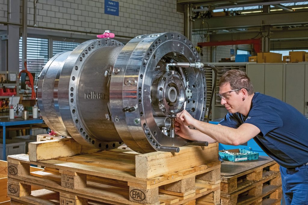 Heavy Metal 1 Die robusten Turck-Sensoren werden zur Überwachung am Planetengetriebe montiert.