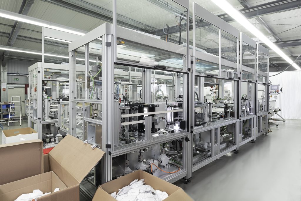 Maskenproduktion Made in Germany 1 Montageanlage aus Deutschland für die vollautomatische Produktion von FFP2- bzw. KN95-Kopfbandmasken.