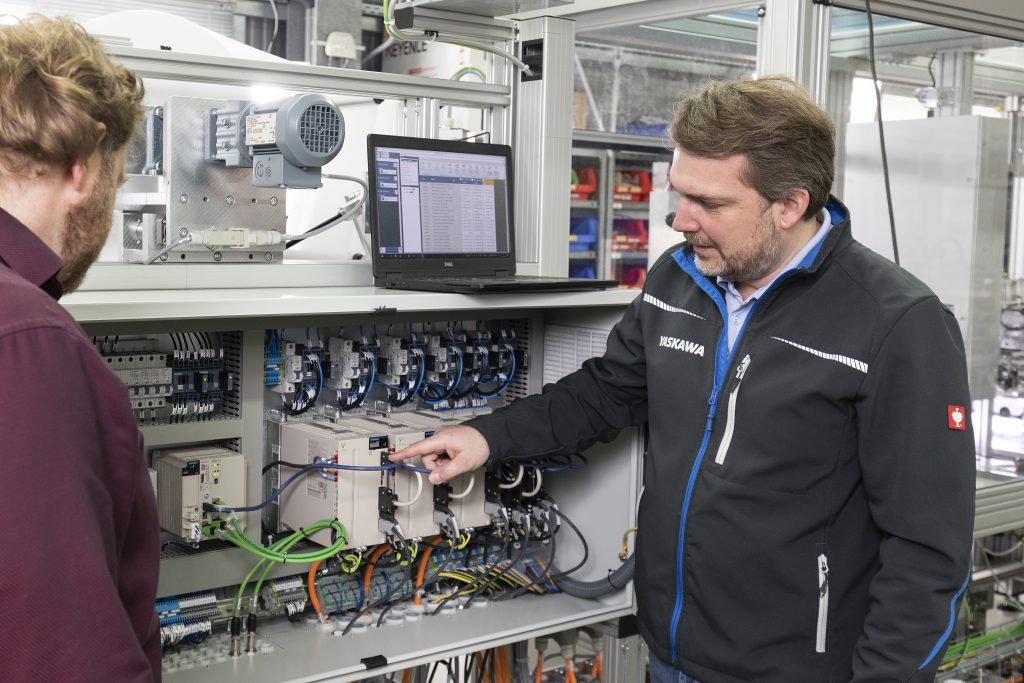 Maskenproduktion Made in Germany 2 Technischer Support durch Yaskawa: Unterstützung bei der
Inbetriebnahme und Optimierung bis zur Serienreife.