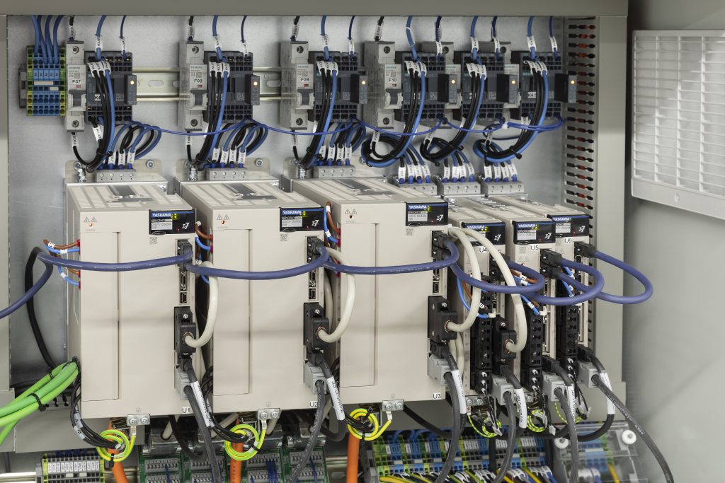 Maskenproduktion Made in Germany 3 Die verwendeten Sigma7-Servoantriebe bieten Eigenschaften wie schnelle Inbetriebnahme sowie hohe Produktionsleistung und Betriebssicherheit.