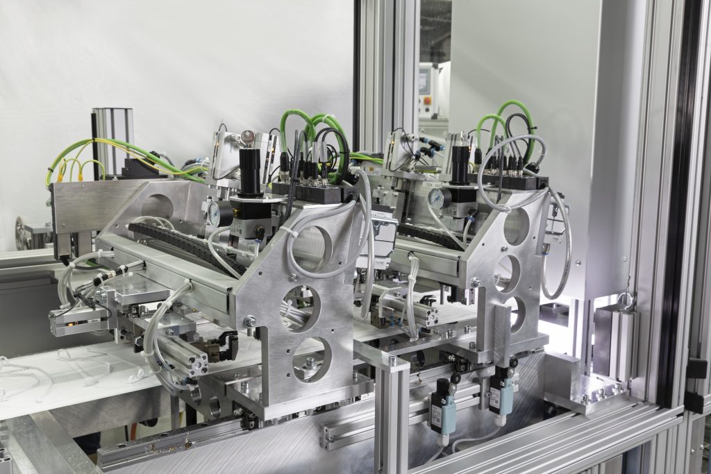 Maskenproduktion Made in Germany 5 Die Ultraschallwerkzeuge für das Verschweißen der
Vliesbahnen sind als fliegende Säge ausgelegt.