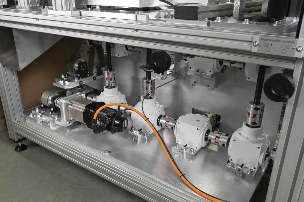 Maskenproduktion Made in Germany 4 Der Hauptantrieb für den Materialtransport fördert das Vlies gleichmäßig durch die Anlage.