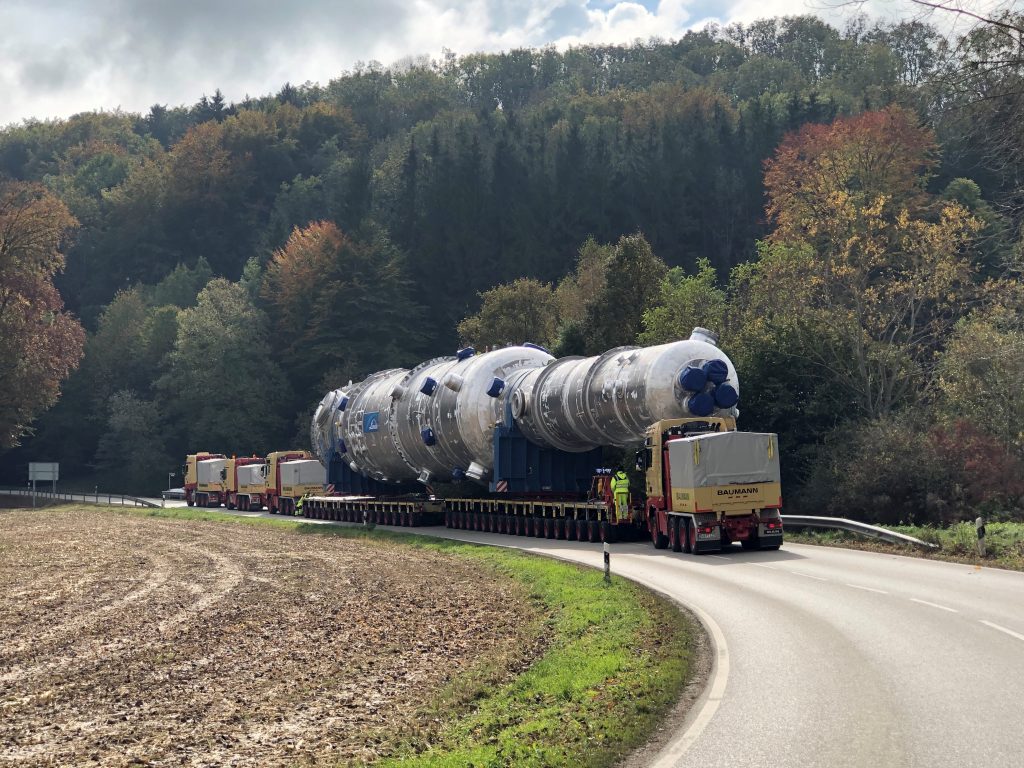 Kippgefahr gebannt 1 Ein Schwertransport der Superlative: Länge des Gesamtzuges: 78m, Breite: 6,55m, Höhe: 8,15m; Gewicht des Anlagenteils: 509t.