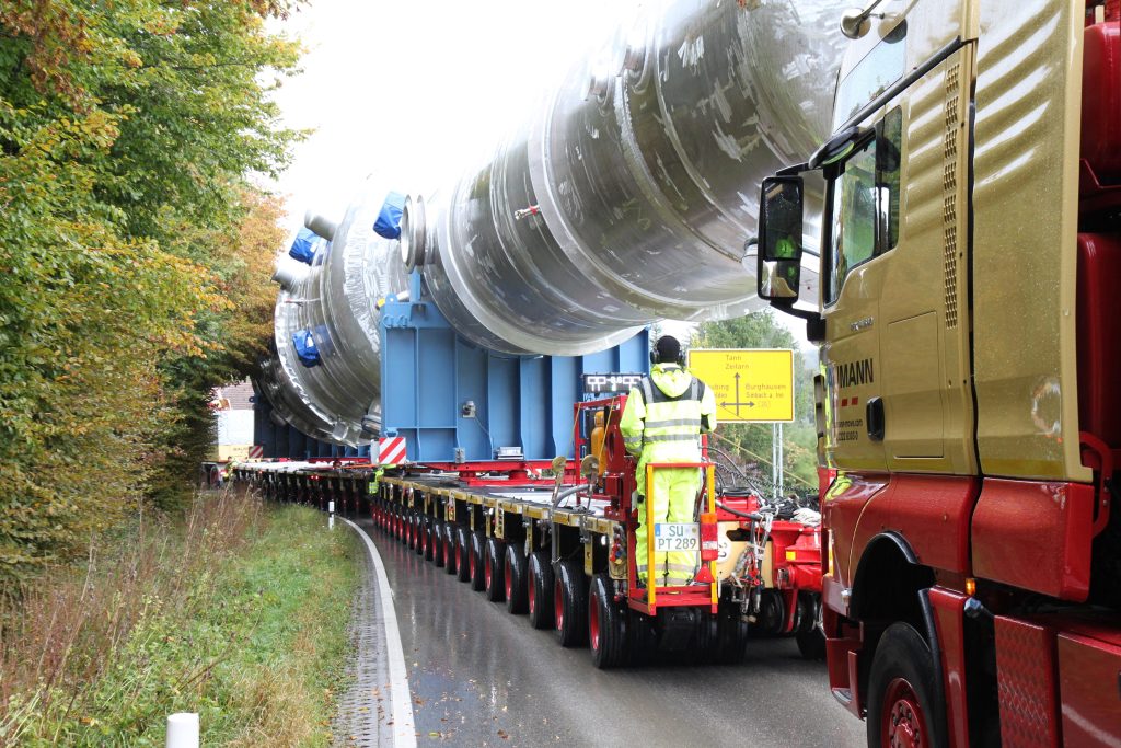 Kippgefahr gebannt 2 Die lichtstarke LED-Balkenanzeige ist für den Bediener der hydraulischen Anlage zur Nivellierung der Ladung gut sichtbar installiert.