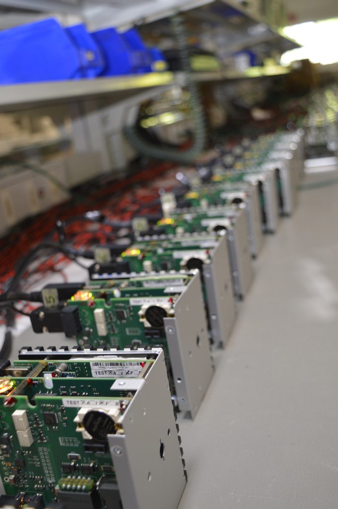 Von der Leiterplatte zum fertigen Industrie-PC 2 Auch in der Endmontage sind noch kundenspezifische Veredelungen möglich.