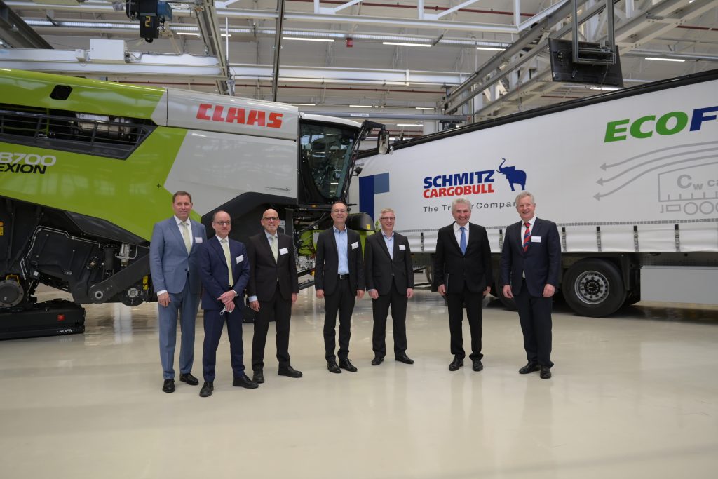 Datenfabrik.NRW des Spitzenclusters it´s OWL 1 Vertreter von Claas und Cargobull mit Günter Korder (m.) (Geschäftsführer it's OWL) und Christian Temath (3.v.r.) (Geschäftsführer KI.NRW)