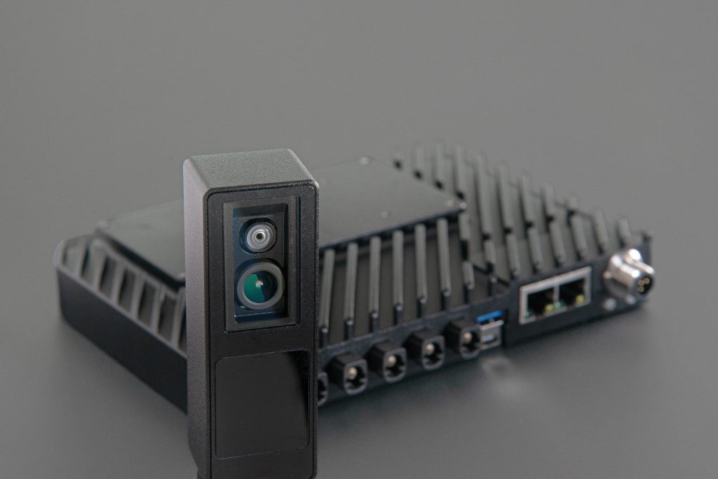 Vision im Wandel 3 An das smarte KI-Edge-Device der Hardware-Plattform O3R können bis zu sechs 3D-Kameras und zahlreiche weitere Sensoren angeschlossen werden.