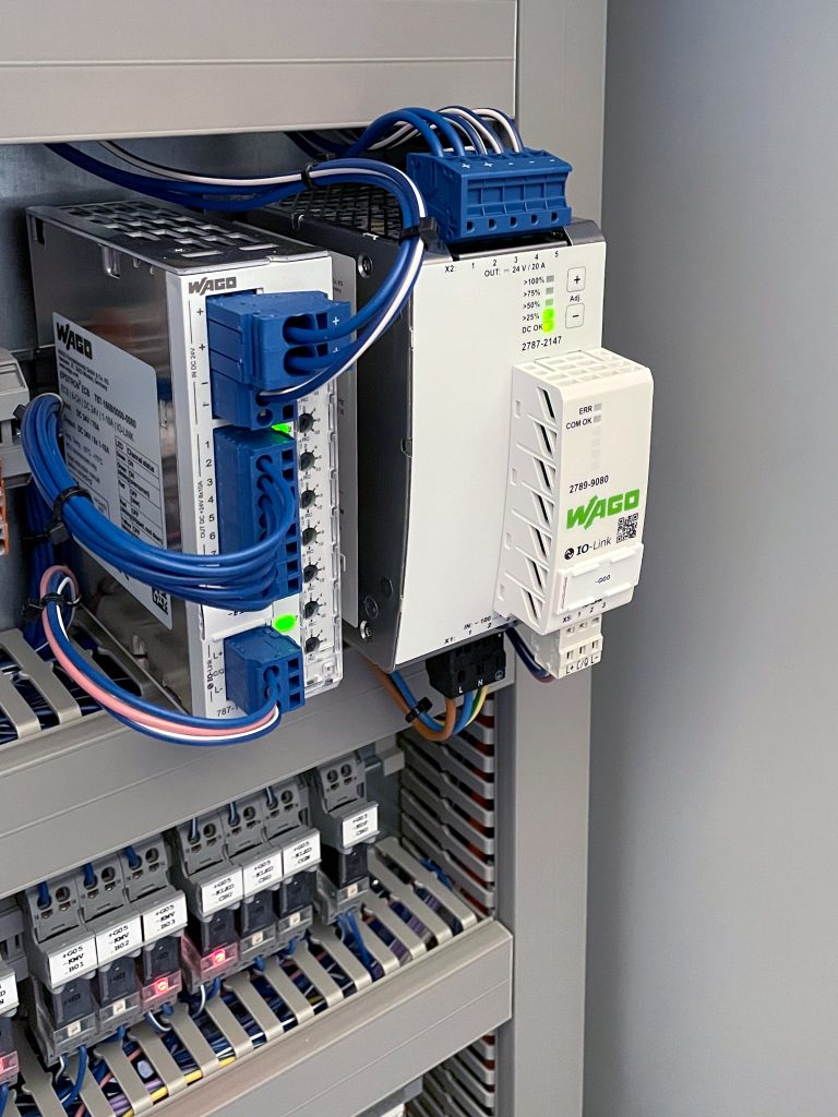 "Skalierbarkeit ist wichtig für unsere Kunden" 2 Ein besonderes Merkmal der Pro 2 ist ihre Kommunikationsfähigkeit, die es ermöglicht, den
Zustand der Stromversorgung und der von ihr versorgten Komponenten permanent zu überwachen.