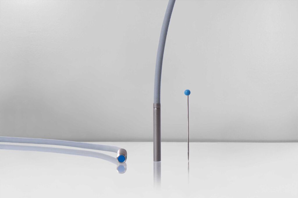 Sensoren im kompakten D3- und M4-Gehäuse 1 Mit kleinen Bauformen und erhöhten Schaltabständen sind die Sensoren für enge Anlagen geeignet.