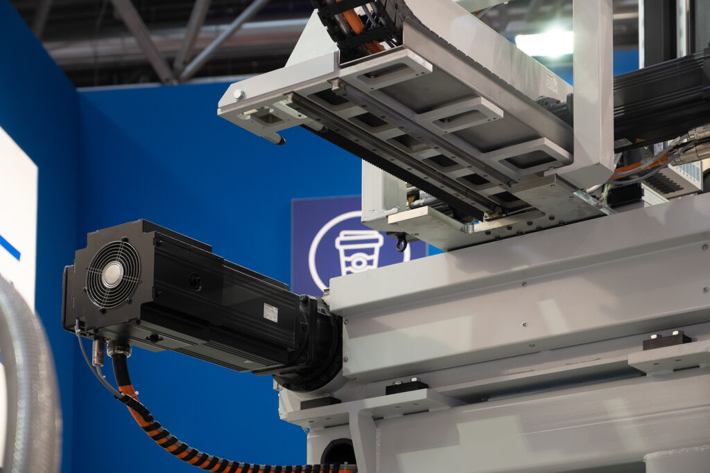 Lastspitzen runter, Betriebssicherheit rauf 1 Servoantriebe von SEW-Eurodrive sorgen im XYZ-Portal von Ilsemann Automation
für koordinierte Bewegungen.