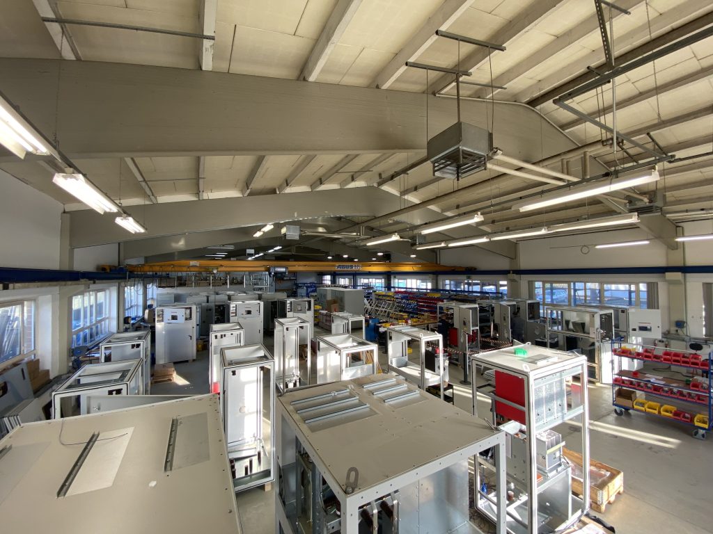 Wachstum bei AuCom 1 Bereits jetzt baut AuCom im westfälischen Sendenhorst pro Jahr über 400 Schaltanlagen zusammen. Geplant
waren um die 50. Deshalb wird die Produktion erweitert und automatisiert.