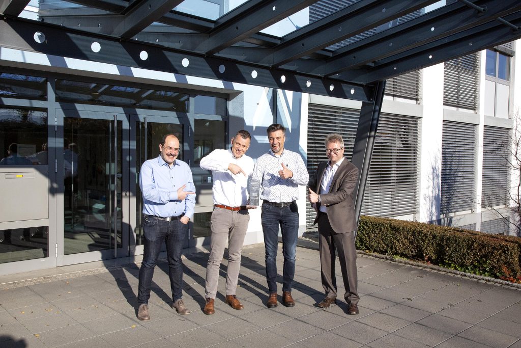 Hummel und A&C Solutions: zehn Jahre Zusammenarbeit 1 Freude über 10 Jahre erfolgreicher Zusammenarbeit (von rechts): Markus Henninger, Vice President Product Line Circular Connectors der HUMMEL AG, Franky Vanlerberghe, Gründer und Geschäftsführer von A&C Solutions, Jan Van Dijck, Sales Manager A&C Solutions, Bernd Lais, Technical Customer Support, HUMMEL AG