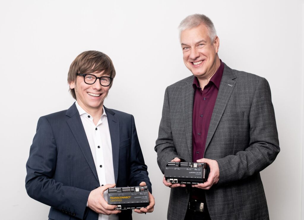 Vom Shopfloor zum Top-Floor 4 Dr. Stefan Hennig, Geschäftsbereichsleiter, SQL Projekt (links) und Ronald Sieber, Vorstandsvorsitzender, Sys Tec Electronic (rechts)