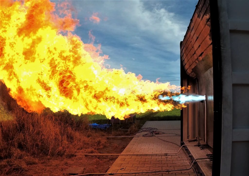 Bavarian Rocket Science 1 Die Schaltschränke sind Bestandteil der Teststände - beispielsweise für Komponententests wie hier am Standort Reischach.